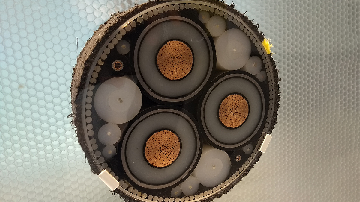 High-voltage submarine cable with optical fibers